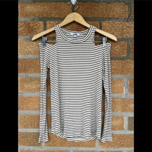 LNA cold shoulder top small